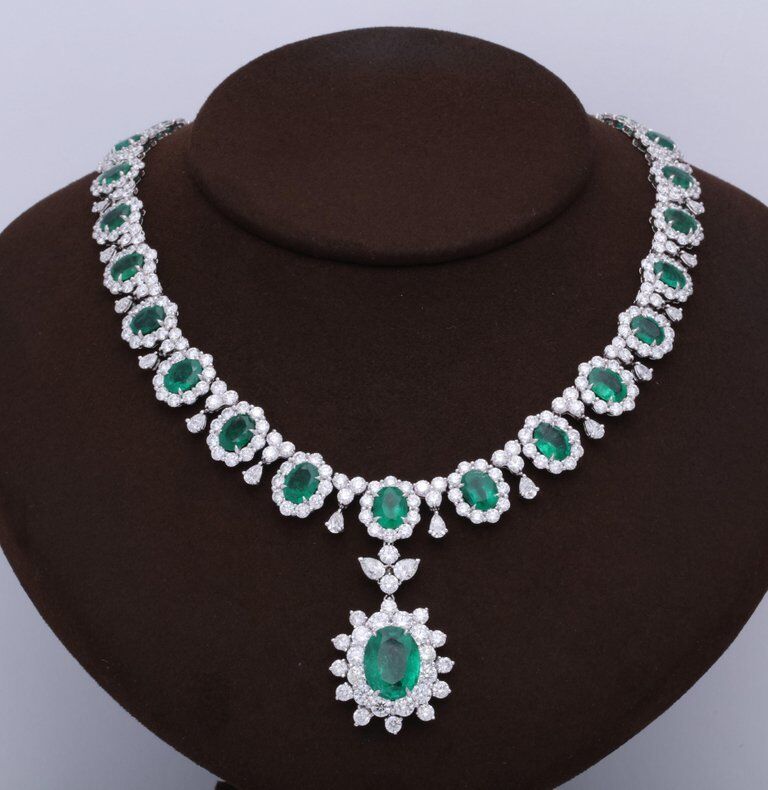 GRACEFUL EMERALD AND DIAMOND NECKLACE. 39.09 CARATS OF FINE GREEN EMERALD
