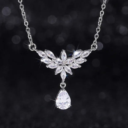 Luxury Gorgeous Silver Plated Engagement Wedding Teardrop Pendant Necklace Moissanite Lab Diamond Charm Necklace for Women Romantic Bridal Neckalce Banquet Jewelry Gift