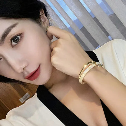 2021 Women Bracelet Simple White Shellfish Board Bend Metal Geometric Overlap Opening Bangle Fashion Jewellery