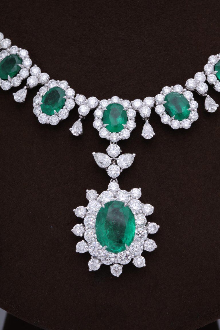 GRACEFUL EMERALD AND DIAMOND NECKLACE. 39.09 CARATS OF FINE GREEN EMERALD