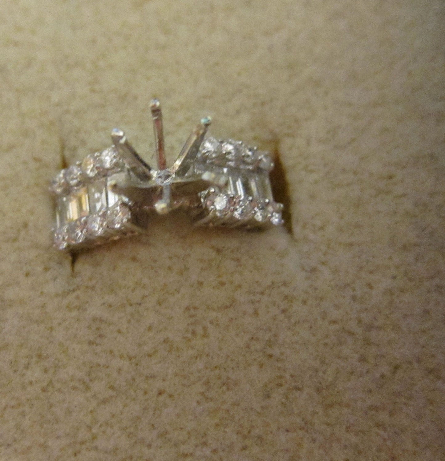 DIAMOND BAGUETTE ROUND BRILLIANT TOP SET SETTING FOR 3 MM DIAMOND DIAMOND RING