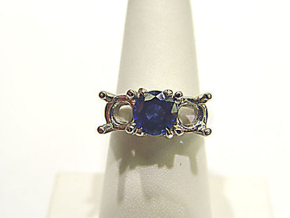 3.54 CT SAPPHIRE BLUE SAPPHIRE ROUND SHAPE SETTING 18 K WHITE GOLD SIDE 6.50 MM