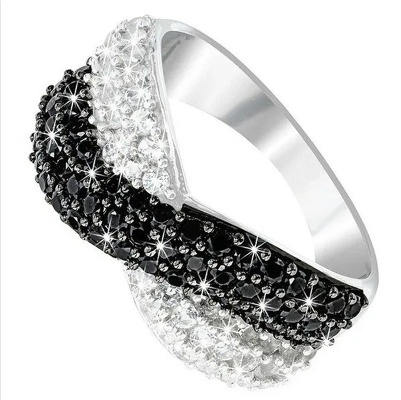 exquisite European and American ladies classic creative two-color black and white diamond ring Ring size: 5-11