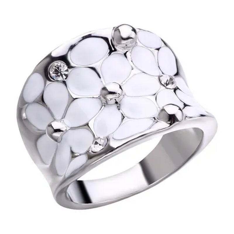 Ladies white flower pattern ring