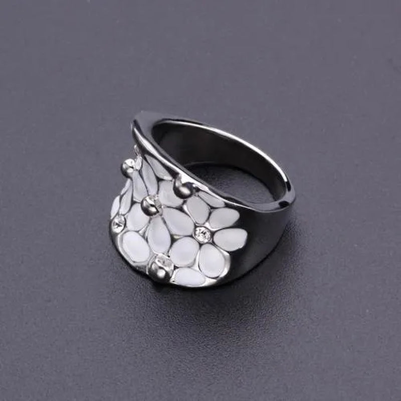 Ladies white flower pattern ring