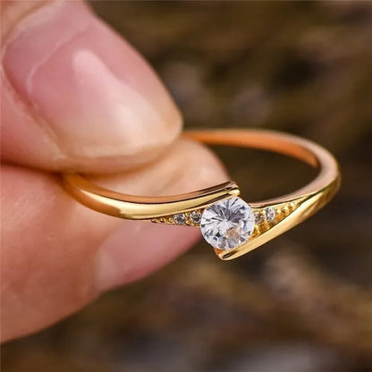 Fashion Gold Plated Round Cut 1ct White Sapphire Diamond Solitaire Rings for Unisex Personality Wedding Engagement Jewelry Gift Size 4-12