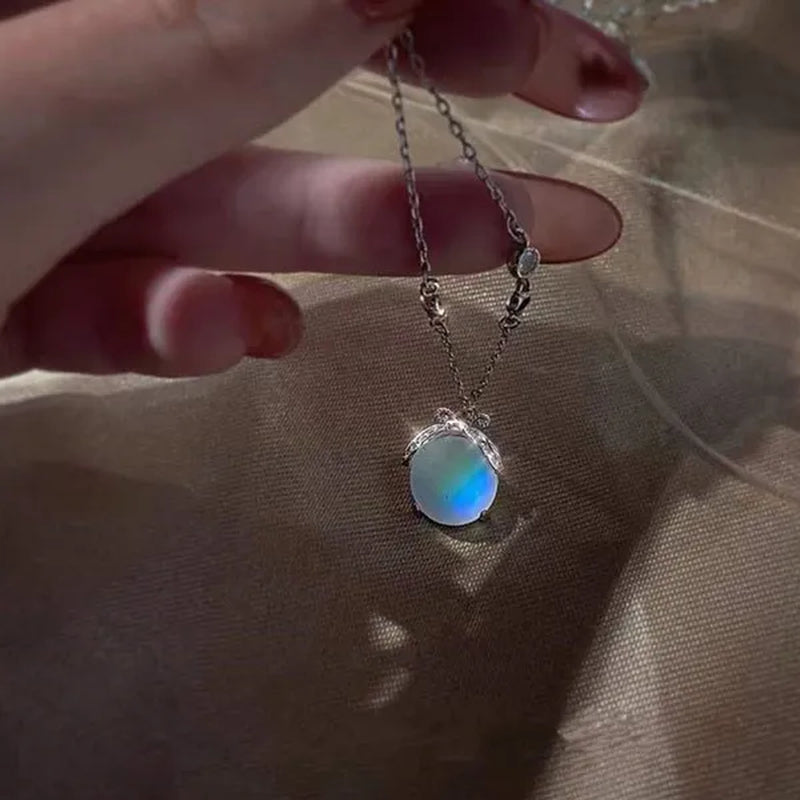Retro Luxury Alloy Firefly Moonlight Pendant Necklace Charm  Lightning Bug Animal Necklaces for Women Romantic Wedding Bridal Clavicle Chain Necklace
