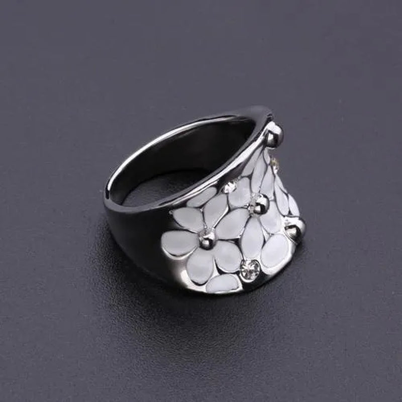 Ladies white flower pattern ring