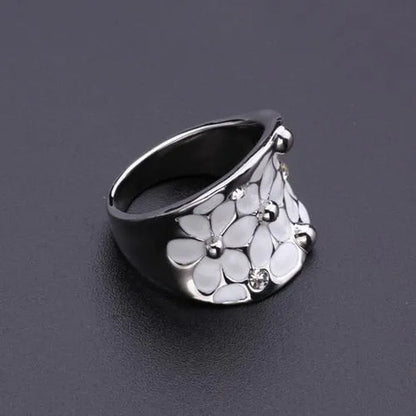 Ladies white flower pattern ring