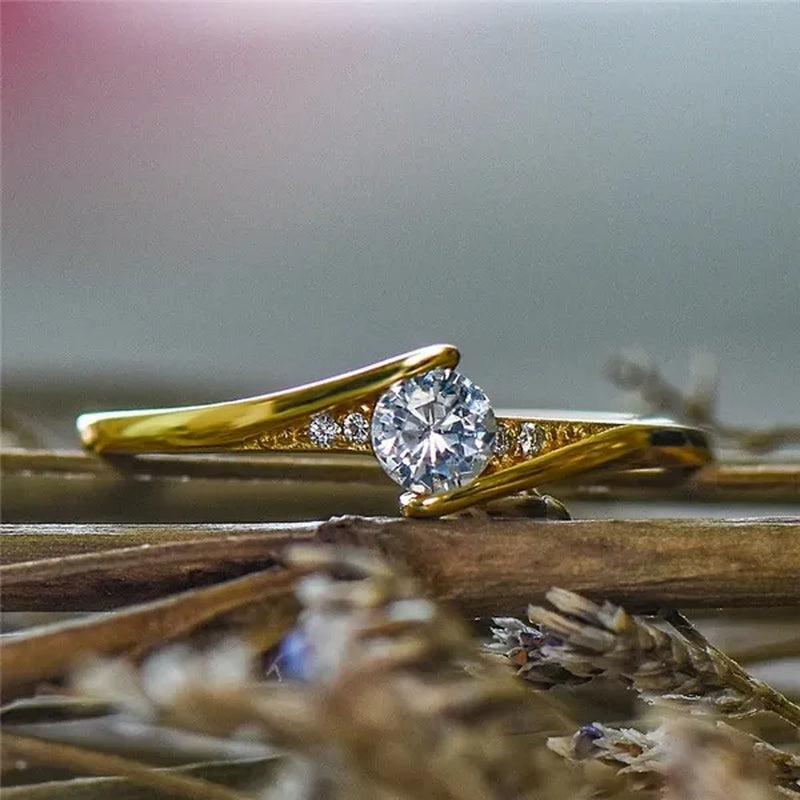 Fashion Gold Plated Round Cut 1ct White Sapphire Diamond Solitaire Rings for Unisex Personality Wedding Engagement Jewelry Gift Size 4-12